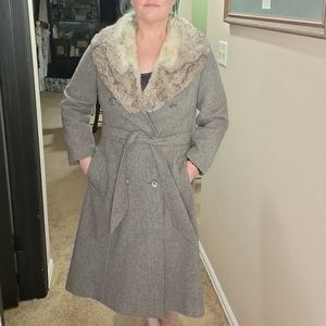 Vintage 1960s Fashionbilt 100% Wool Coat Faux Fur. Women size Medium.